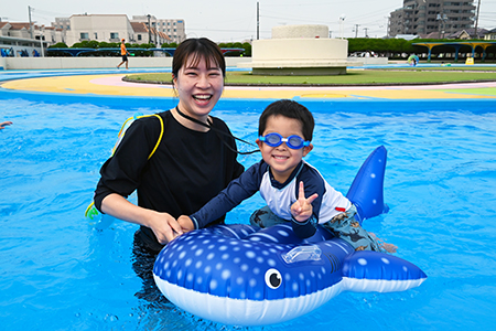 写真：浮き輪に乗る子供とお母さん