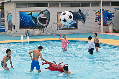 写真：ビーチボールで遊ぶ子供たち