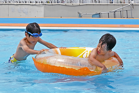 写真：浮き輪で遊ぶ兄弟