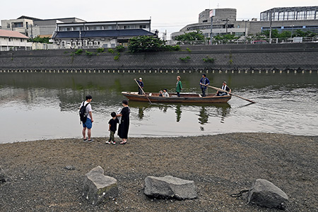 伝馬船が境川を航行している様子
