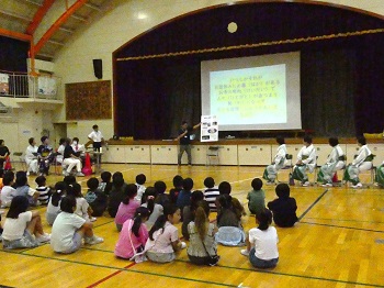 写真:説明を聞いている様子