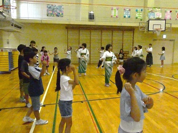 写真:音楽に合わせて練習している様子