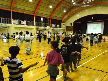 写真:大きな円になって通しで踊る様子