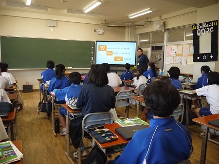 郷土博物館職員による説明の様子