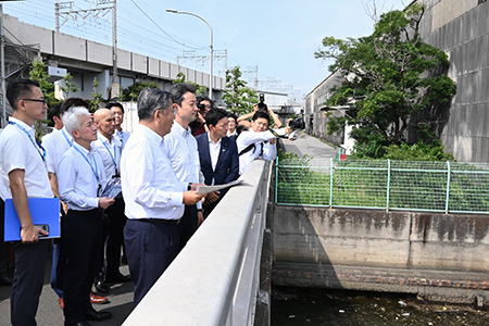 写真：鉄鋼通り側の企業岸壁について説明する市長