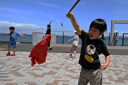 写真：布で作った金魚を泳がせる子ども