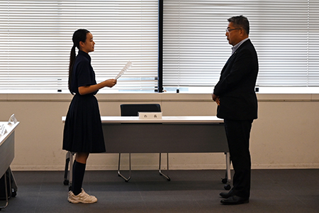写真：誓いの言葉を述べる様子