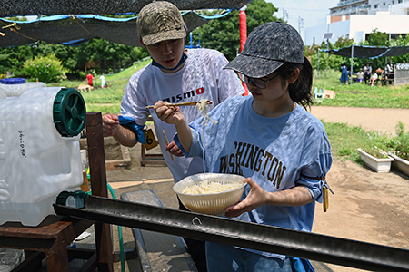流しそうめんの様子