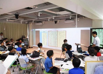 先生の話を聞いています