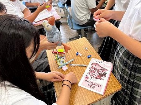 生徒たちが鶴を折っている様子