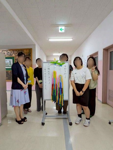 折った鶴をつなぎ合わせて完成しました。