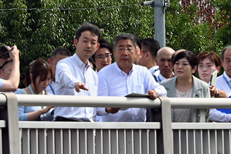 写真:千葉県知事による見明川の視察