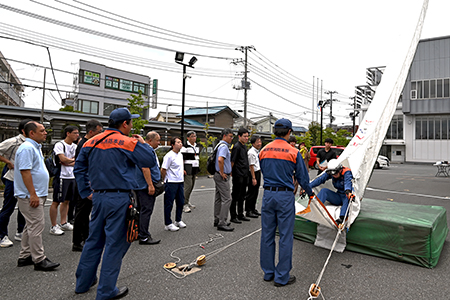 写真:斜行式救助袋で避難する様子