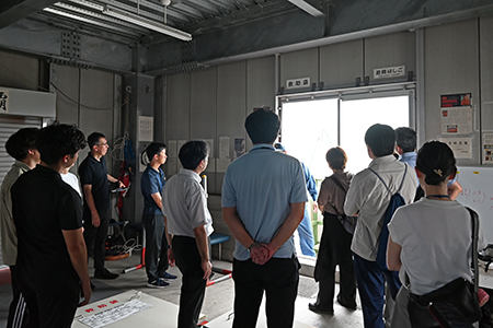 写真：斜行式救助袋を上から見学する様子