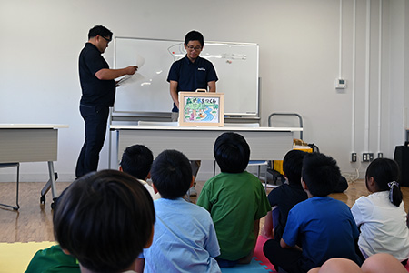 烏川流域森林組合の方による紙芝居での説明の様子