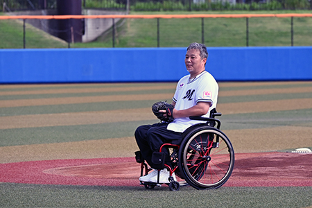 ファーストピッチセレモニーに臨む京谷さん