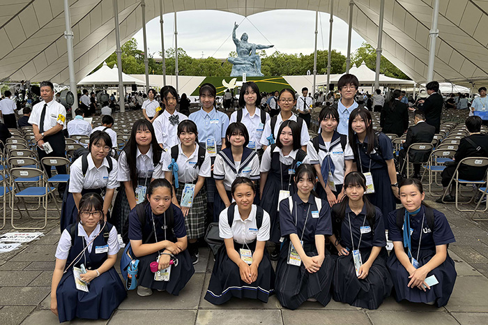 平和祈念式典会場での集合写真