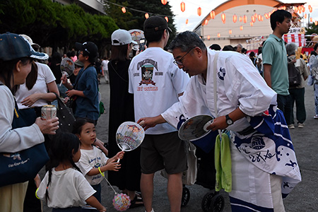 うちわを来場者に渡す内田市長