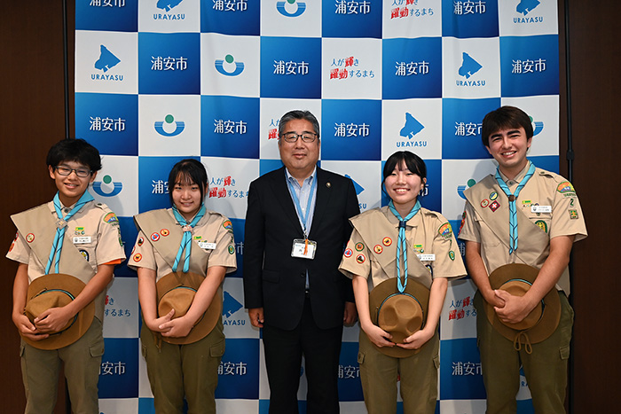 スカウトの皆さんと内田市長の記念撮影