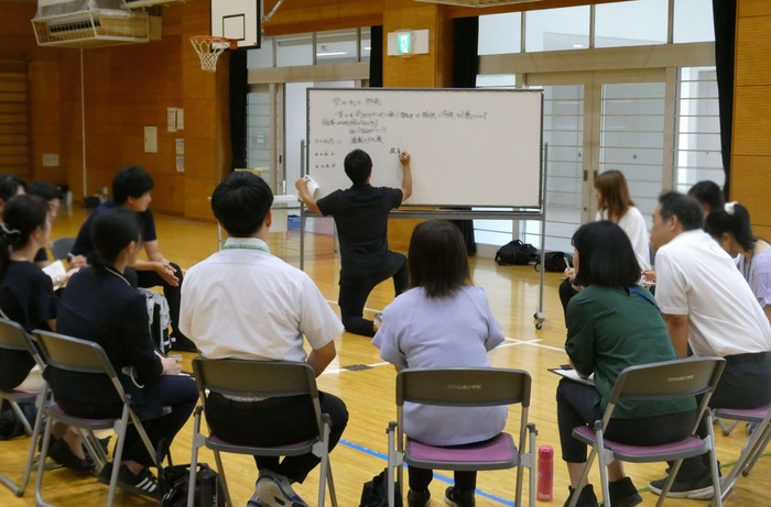 園・小・中連携の日での分科会の様子（日の出中学校区）