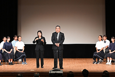 写真:挨拶をする内田市長