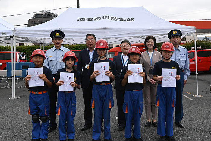 少年消防団の選手と大川団長、内田市長らの記念撮影