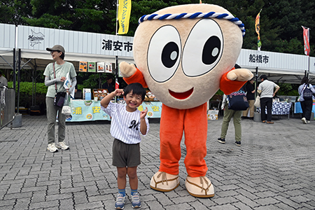 写真：あっさり君とこどもの記念撮影