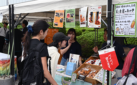 写真：地域PRブースでおかきを売る様子