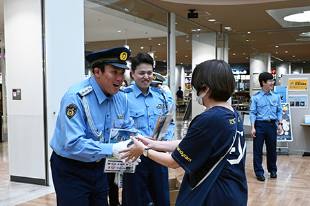 写真：啓発グッズを配布する平井さん