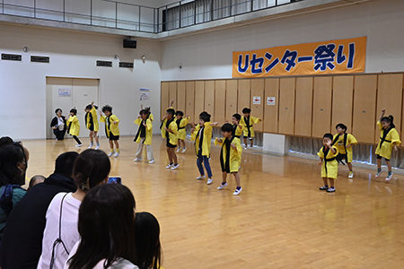 写真:よさこいを披露