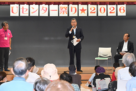 写真:挨拶をする内田市長