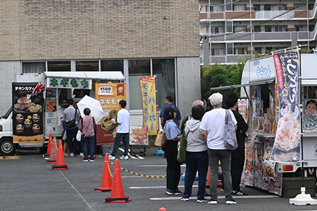 写真:キッチンカーには食べ物を求める列ができていました