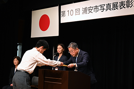 写真：学生の部市長賞の表彰