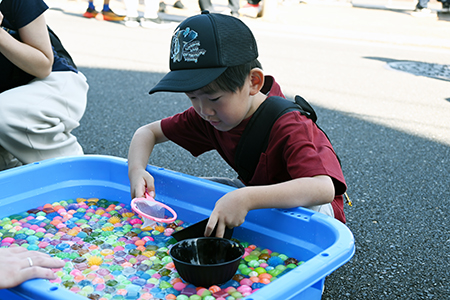 写真：縁日でスーパーボールすくいをやる様子