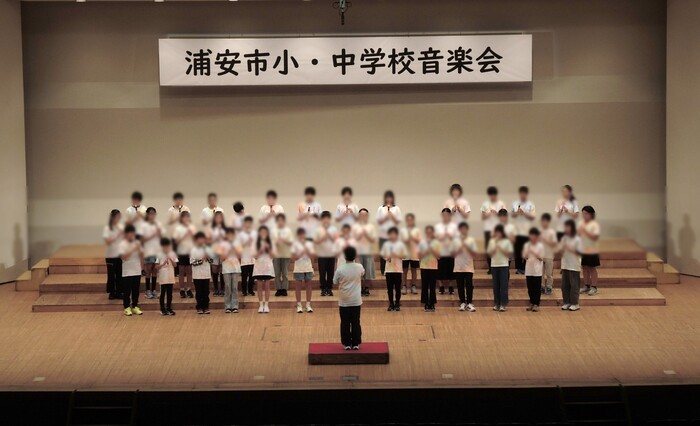 小学生の演奏の様子
