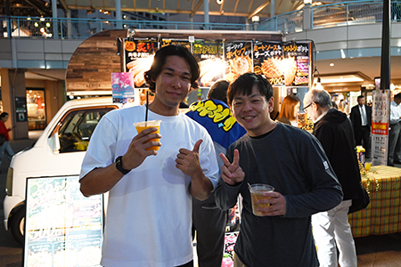 写真：バル街を楽しむ人