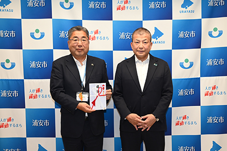 写真：寄付の贈呈式の様子